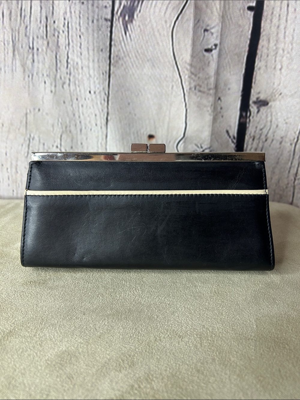Giorgio Fedon 1919 wallet black leather w/ kisslock clasp w/ metal frame.